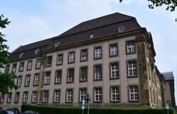 Seitenansicht Gerichtsgebäude Hohenzollernstraße_6
